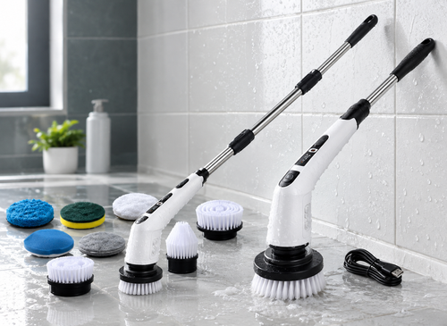 Brosse électrique rotative sans fil blanche avec manche télescopique et têtes interchangeables, dans une salle de bain